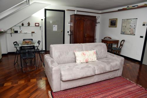 sala de estar con sofá y mesa en Appartamento Viale Corsica 99, en Milán