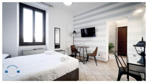 een slaapkamer met een bed en een tafel met stoelen bij Clementina in Fiumicino