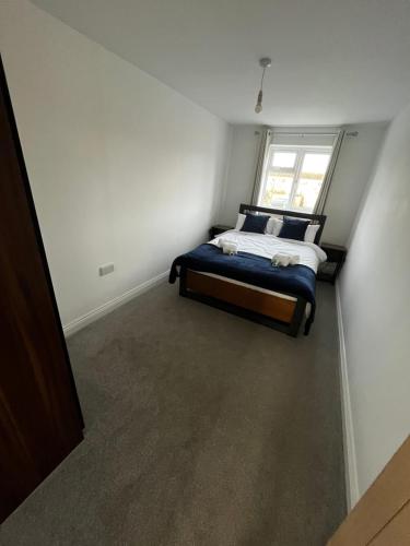 a bedroom with a bed and a window at Brand new one bedroom flat in Kidlington, Oxfordshire in Kidlington