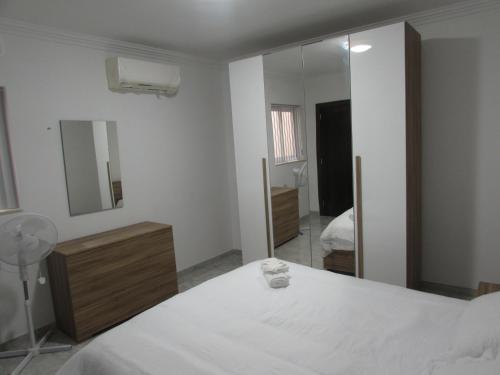 Town Apartments tesisinde bir odada yatak veya yataklar