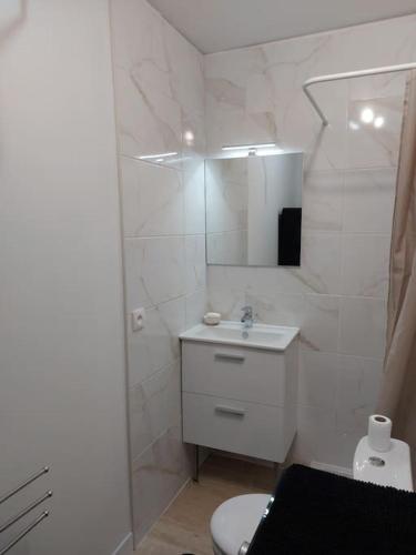 une salle de bain blanche avec un lavabo et des toilettes dans l'établissement Studette Pointe Croisette - Axelle Loc'Appart, à Cannes