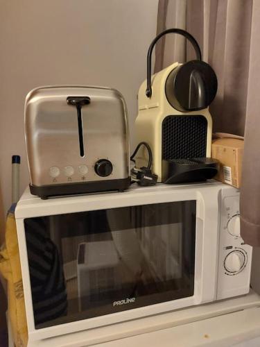 Elle comprend un four micro-ondes et un grille-pain. dans l'établissement Studette Pointe Croisette - Axelle Loc'Appart, à Cannes