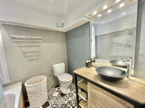une salle de bain avec un lavabo, des toilettes et une baignoire dans l'établissement Carré d'or Duplex, by Welcome to Cannes, à Cannes