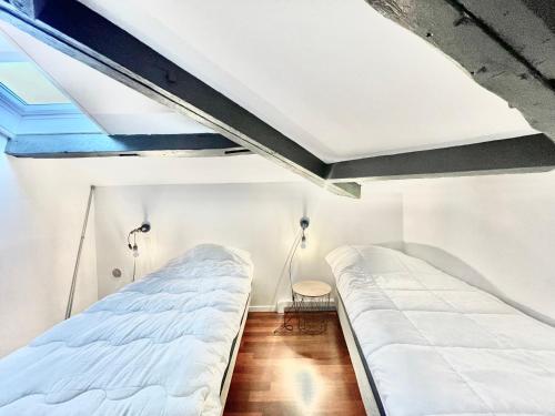 deux lits dans une chambre avec un plafond dans l'établissement Carré d'or Duplex, by Welcome to Cannes, à Cannes