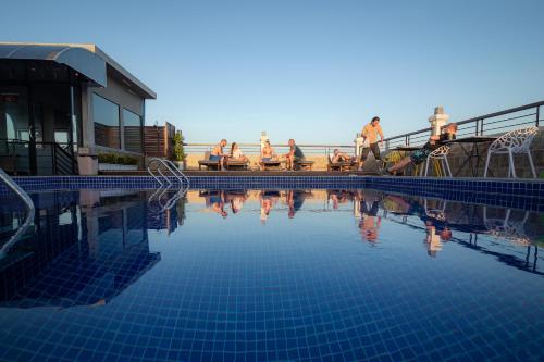 Piscina a Pooltop Phnom Penh o a prop