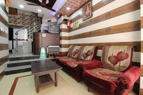 sala de estar con 2 sofás y TV en Shri Pritam Bhawan by StayApart, en Haridwar