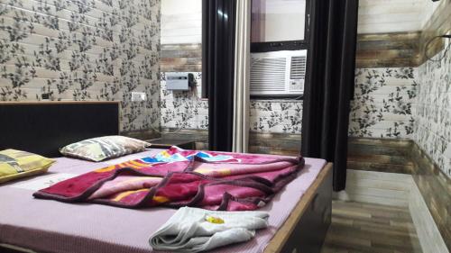 Una cama con una manta en una habitación en Shri Pritam Bhawan by StayApart, en Haridwar