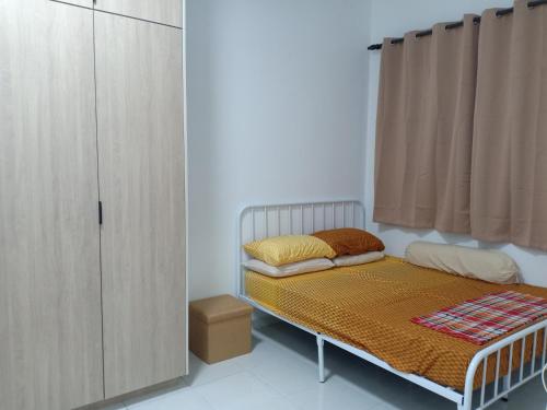 una piccola camera con letto e armadio di Nuraz@Adelia2 a Kajang