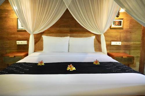 Katil atau katil-katil dalam bilik di Umakayu Joglo Villa Canggu - Boutique Hotel