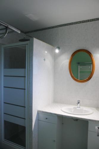 une salle de bain avec un lavabo et un miroir dans l'établissement La BenO'Bene, à Estrées-Saint-Denis