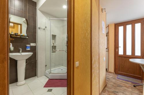 トビリシにあるApartments with wine cellar in Old Tbilisiのシャワー、洗面台、トイレ付きのバスルーム