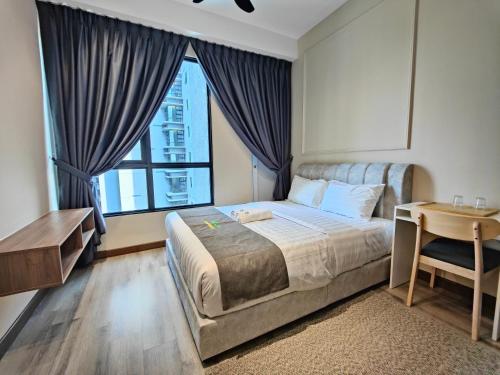 Ένα ή περισσότερα κρεβάτια σε δωμάτιο στο Cubic Botanical Suites Bangsar South by HomeBrickz
