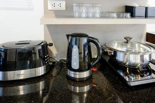 Příslušenství pro přípravu čaje a kávy v ubytování MyVillage Lamai