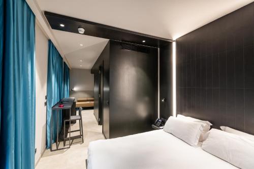 ein Schlafzimmer mit einem Bett und einem Schreibtisch in einem Zimmer in der Unterkunft Smart Hotel Central in Mailand