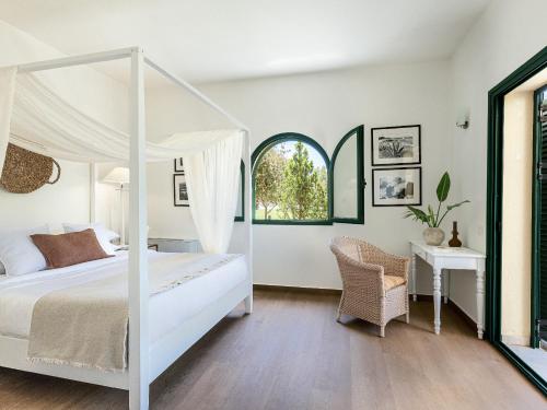 Postel nebo postele na pokoji v ubytování Grecotel LUXME Costa Botanica