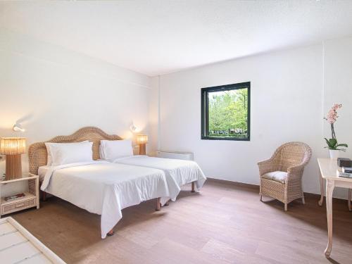 Postel nebo postele na pokoji v ubytování Grecotel LUXME Costa Botanica