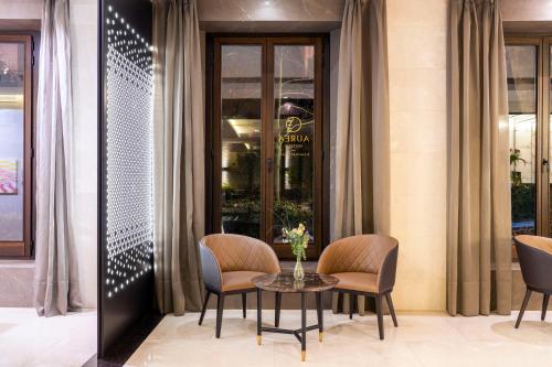 a room with a table and chairs and a building at Áurea Washington Irving by Eurostars Hotel Company in Granada