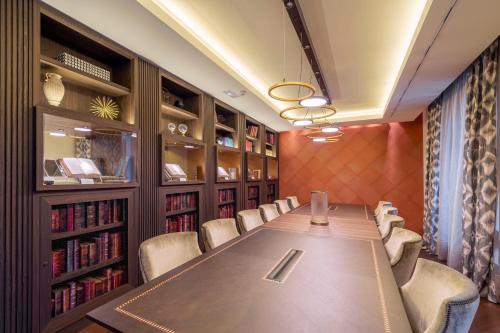 a conference room with a long table and chairs at Áurea Washington Irving by Eurostars Hotel Company in Granada