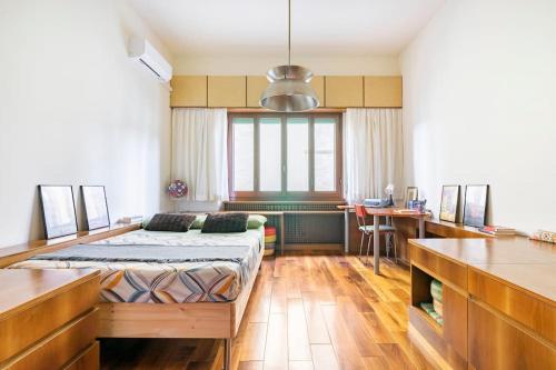1 dormitorio con cama y escritorio en Vintage Apartment with Garden View / Free Parking, en Florencia