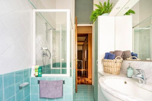 y baño con lavabo y espejo. en Vintage Apartment with Garden View / Free Parking, en Florencia