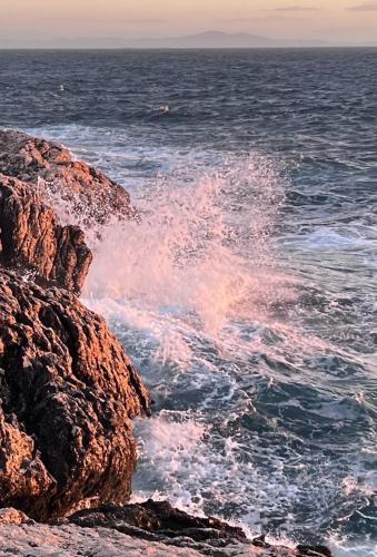 a wave crashing on the rocks in the ocean at B&B 366 in Vrboska