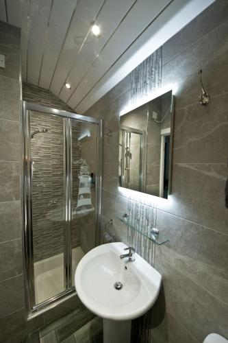 Ванная комната в Rossall House , For Families & Couples