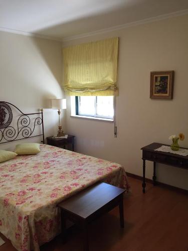 una camera da letto con un letto grande e una finestra di Quinta dos Espinheiros a Provesende
