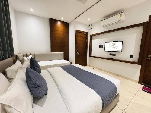 烏賈因的住宿－Hotel Rajdev INN，一间卧室配有一张床和一台平面电视