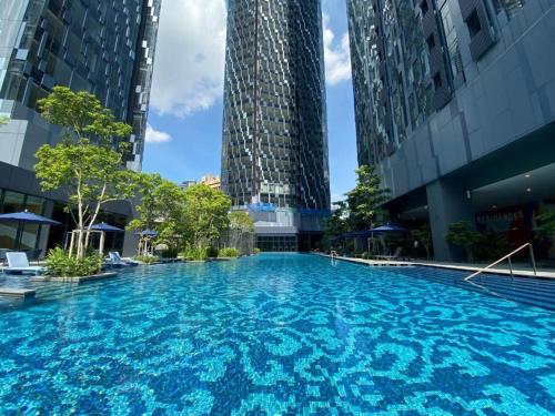 une grande piscine dans une ville avec de grands immeubles dans l'établissement Star KLCC By B&B, à Kuala Lumpur