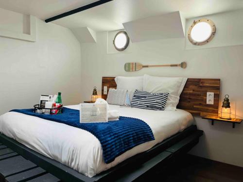 a bedroom with a large bed with two mirrors at La cabine du Marinier in Toulouse