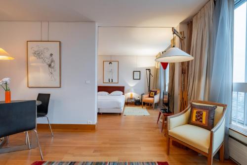 une chambre avec un lit et un salon dans l'établissement Veeve - Eiffel Skies, à Paris