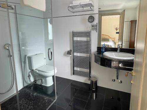 Ένα μπάνιο στο Exklusive Villa in Paguera für bis zu 8 Personen, mit Meerblick und Pool