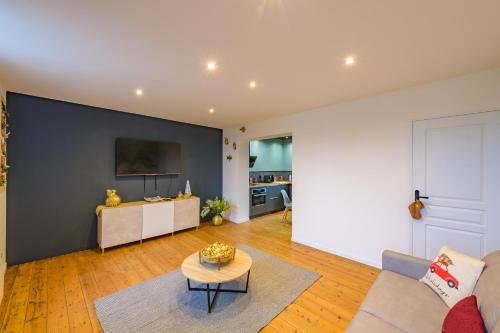 a living room with a couch and a table at L’Innamoramento - Charmant appt pour 4 in Solesmes