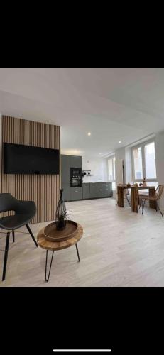 un grand salon avec une table et un canapé dans l'établissement Studio - Spacious and well equipped, à Viroflay