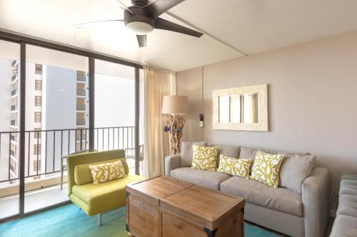 uma sala de estar com um sofá e uma varanda em Deluxe 32nd Floor Condo - Gorgeous Ocean Views, Free Wifi & Parking! condo em Honolulu