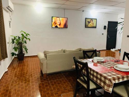 sala de estar con sofá y mesa en Departamento en el centro, 2 recamaras, estacionam, en Paraíso