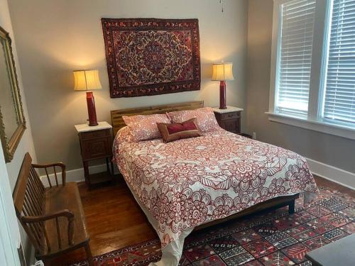 Ένα ή περισσότερα κρεβάτια σε δωμάτιο στο Midtown Bohemian Retreat