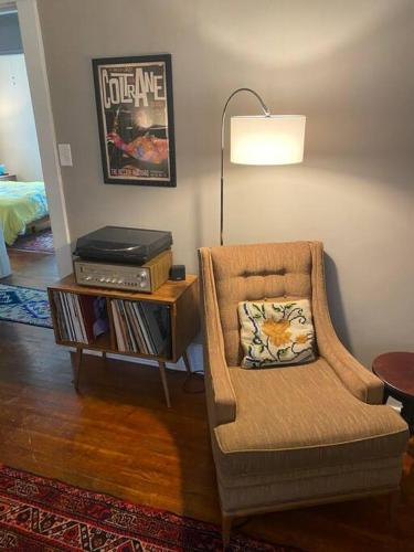 Χώρος καθιστικού στο Midtown Bohemian Retreat