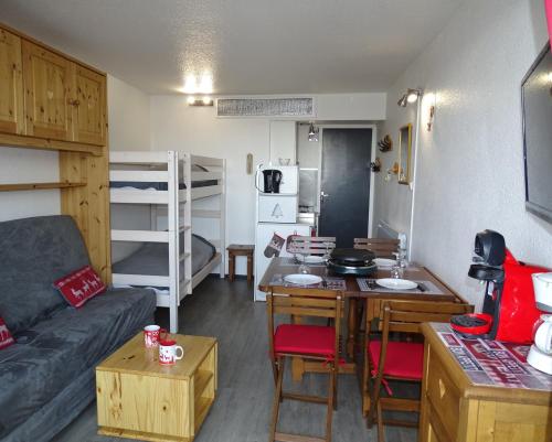 un petit salon avec un canapé et une table dans l'établissement L'Ancolie, au Corbier