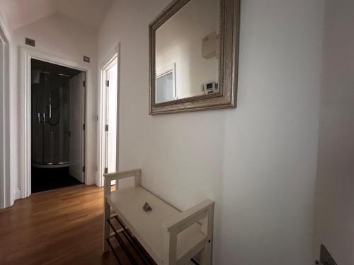 ein Spiegel an einer Wand neben einem weißen Zimmer in der Unterkunft Apt 4, Soho Apartments 2nd floor by Indigo Flats in London