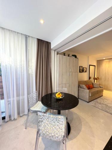 une salle à manger avec une table et des chaises noires dans l'établissement Marema appartement, by Welcome to Cannes, à Cannes