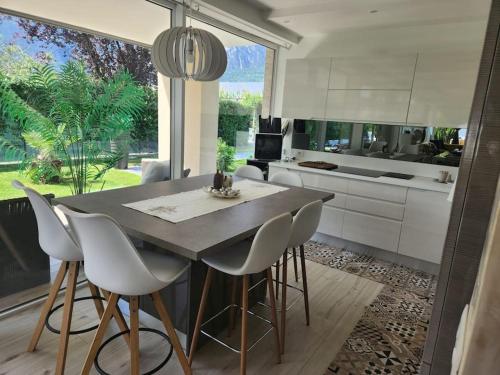 uma cozinha com mesa e cadeiras e uma grande janela em villa relax em Riva del Garda