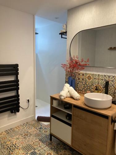 a bathroom with a sink and a mirror at Apartamentos Abadía. in Corella