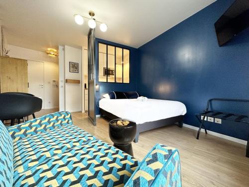 a hotel room with a bed and a couch at C le 15 - Studio Cosy avec Parking in Chartres