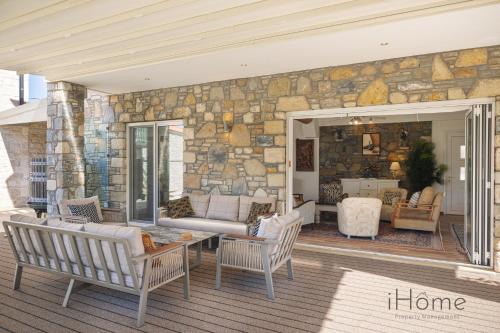 Χώρος καθιστικού στο The Beach House - Mansion with Swimming Pool