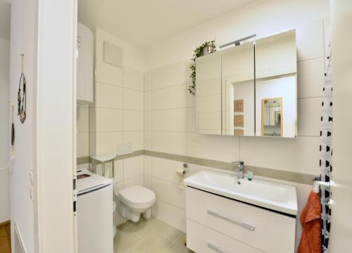 bagno bianco con servizi igienici e lavandino di New with Parking and Metro in front of the House a Vienna