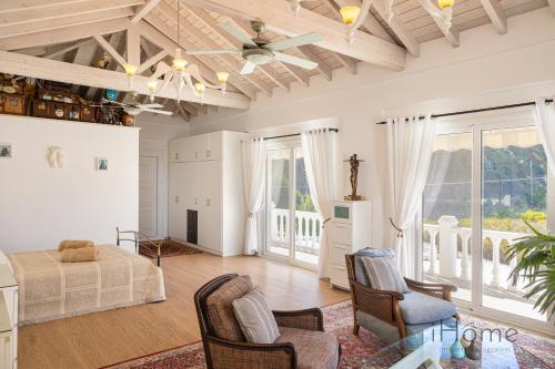 Χώρος καθιστικού στο The Beach House - Mansion with Swimming Pool