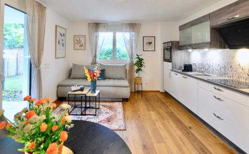 sala de estar con sofá y cocina en New with Parking and Metro in front of the House, en Viena