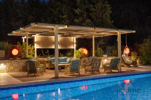 Πισίνα στο ή κοντά στο The Beach House - Mansion with Swimming Pool