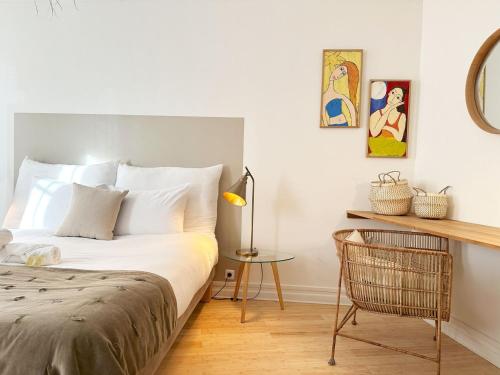 une chambre avec un lit, une table et une chaise dans l'établissement L'Alcove, à Chartres